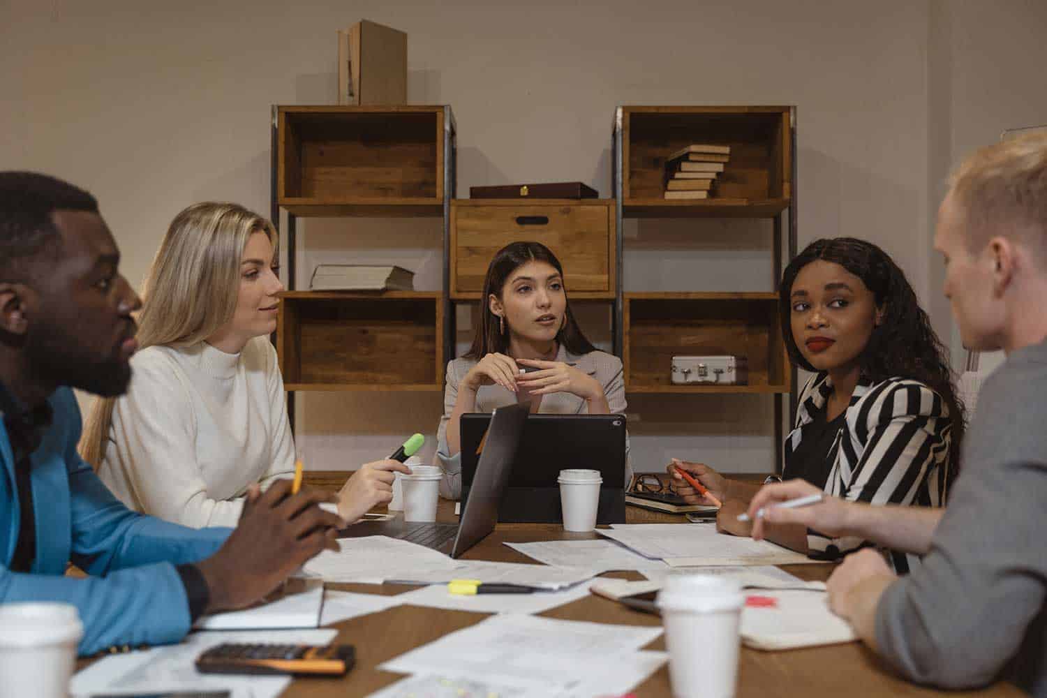 Riunione del team in ufficio - Giorgia Scribano